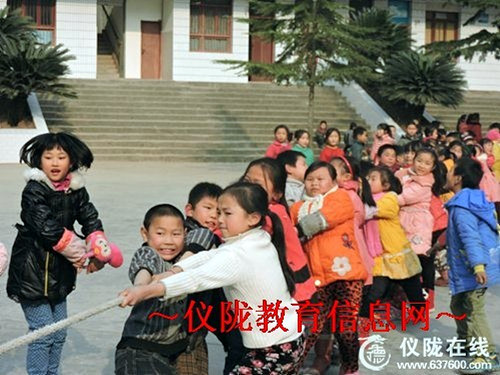 复兴小学举行拔河比赛