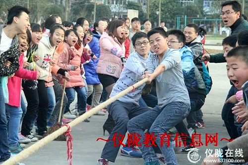 新政初中举办学生拔河比赛