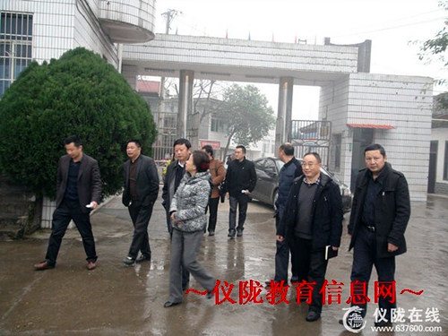 省教育督导专家莅临银山小学检查评估教育均衡发展工作