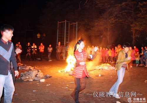 周河小学分年级举办迎新年篝火晚会