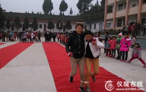 碑垭小学冬季运动会之教师两人三足趣味比赛