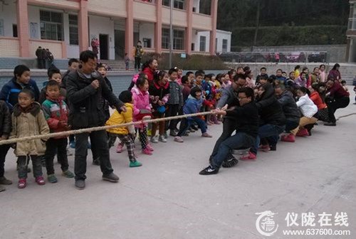 碑垭小学举行教师拔河比赛