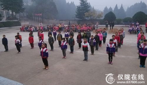 碑垭小学举行队列广播操比赛