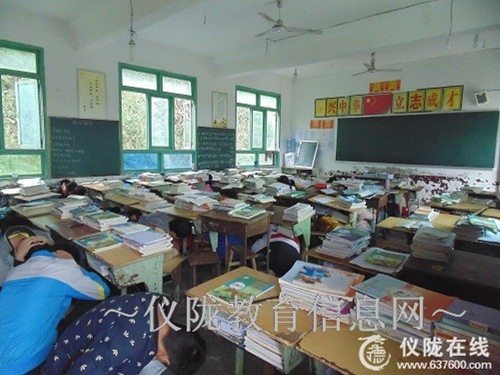 义门小学举行防震疏散演练