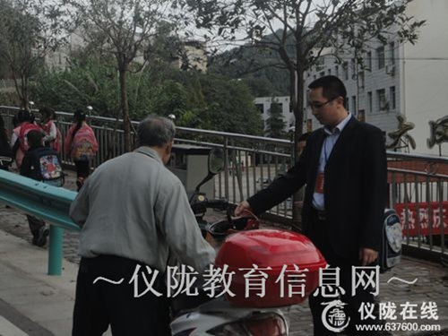 大风小学坚持交通安全文明劝导制度