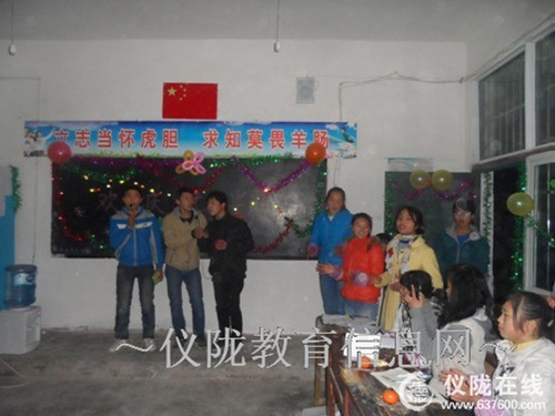 铜鼓中学开展“庆元旦·迎新年”主题班会活动