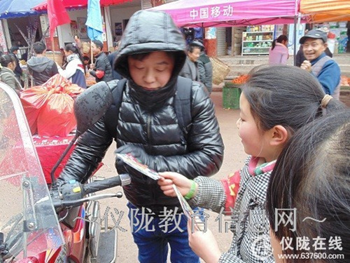 学生进街道宣传“远离酒驾，平安大家”