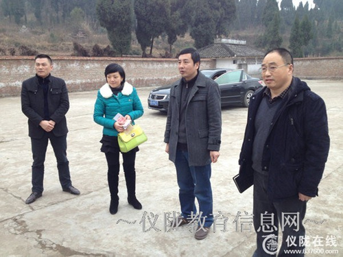 县政协爱心人士来银山小学爱心捐助贫困学生