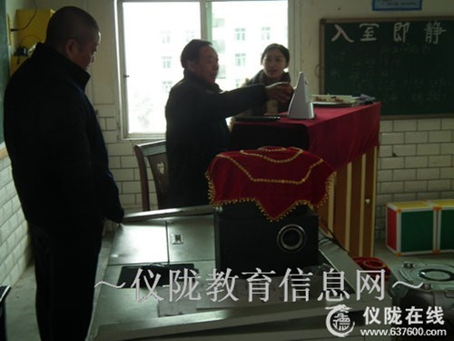 市教育专家到银山中学检查薄改项目教育装备情况