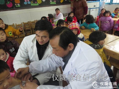 石佛乡卫生院为石佛小学学生接种麻疹疫苗