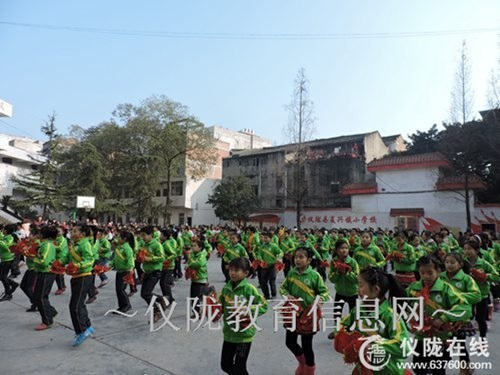 复兴小学举行“校园秧歌”比赛