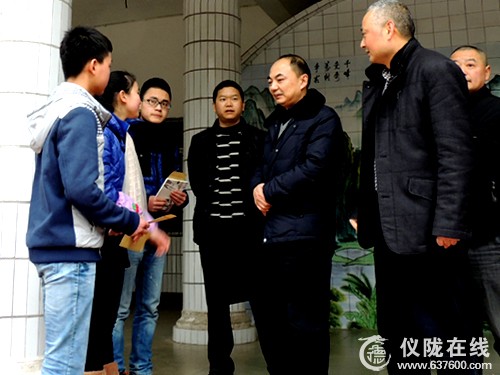 县教育局领导来仪陇中学看望慰问教职工