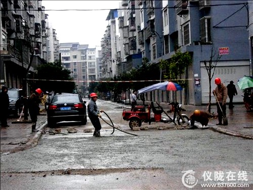 加快维修安置小区出口破损道路