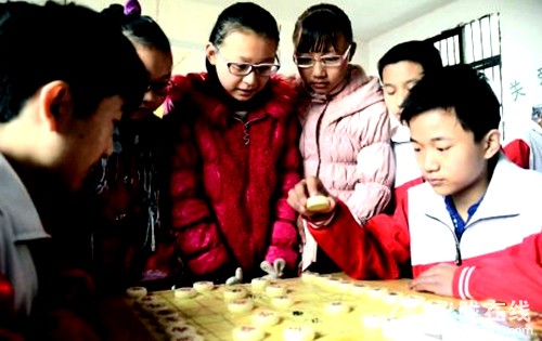 看书下棋学电脑“留守儿童之家”里暖意融