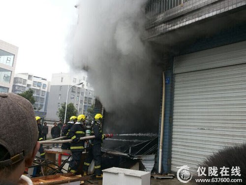 仪陇仁德街仁和小区一电器库房着火 损失惨重
