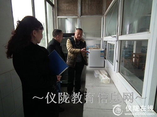 县食药局、镇安办到银山中学检查开学安全工作