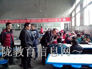 区教育督导组检查周河小学开学工作