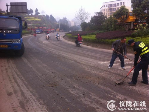 仪陇一货车潆马路抛撒砂石 路政责令现场清除