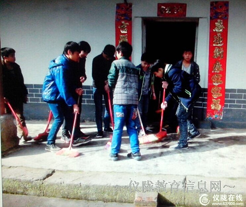 周河小学组织学生到敬老院参加义务劳动