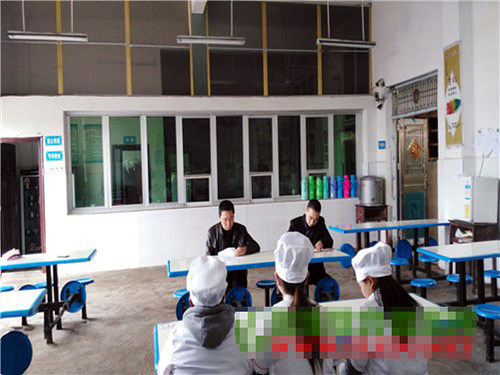 九龙小学开展食堂从业人员安全技能培训