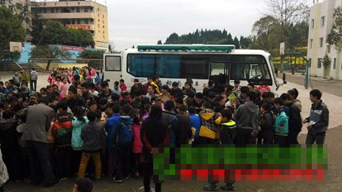 仪陇县图书馆“送书下乡”到光华小学