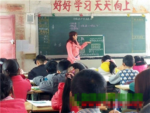 携手共进，共同提高——磨盘小学教务处开展了“优质课”教研活动。