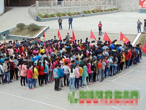 学雷锋见行动    街道敬老院环保行