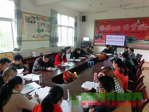 五福小学召开毕业班教师会