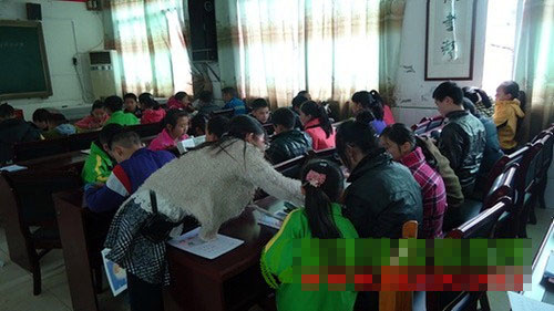 铜鼓小学开展高段“同课异构”教研活动