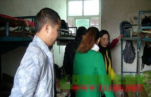 乐兴小学：收缴违禁物品  共建平安校园