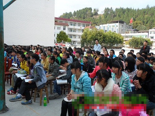 铜鼓中学开展英语单词听写大赛