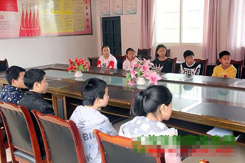 新政初中14名特困学生收到慰问金