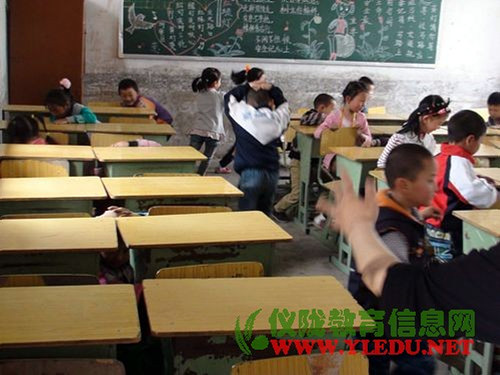 日兴小学举行防地震演练活动