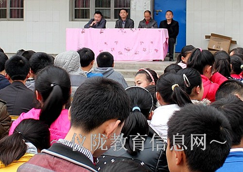 立山中学举行了隆重的2015年春季新学期开学典礼