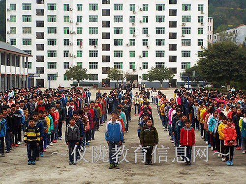 柳垭职中召开2015年春季开学典礼暨表彰大会