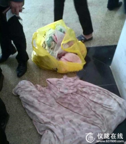 仪陇一男子为吃早饭 将6个月大女儿扔汽车站门口