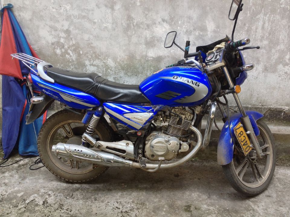 二手骑跨摩托车钱江125蓝色
