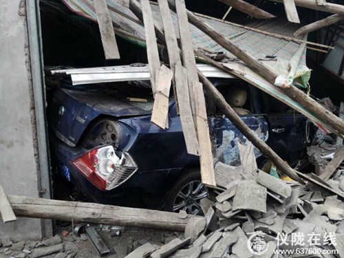 一小轿车飞进居民家 民警及时赶到救伤员 