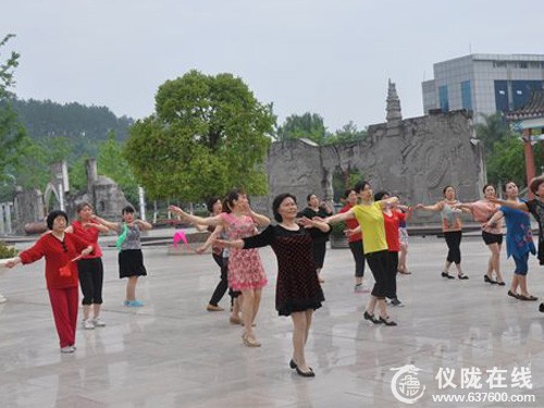 老人早起锻炼为广场舞大赛准备