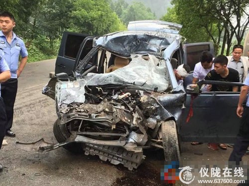 一起交通事故司机被卡驾驶室 多警联动救人