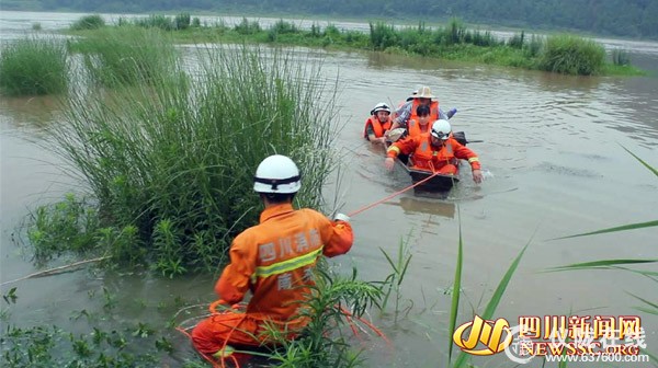 河坝钓鱼突遇洪水 仪陇6人被困“孤岛”获救