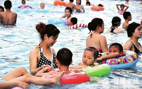 消暑纳凉 游泳池里打拥堂