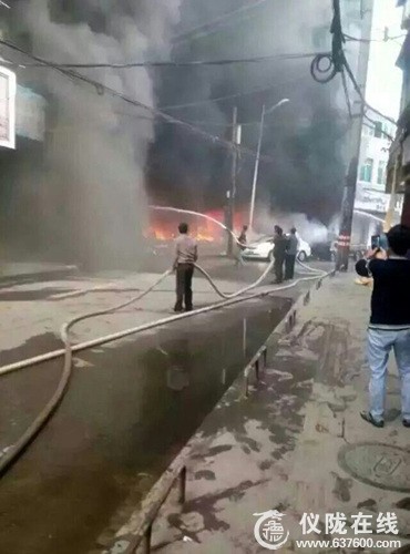 仪陇金城镇两门市突发火灾 目前火势已基本控制