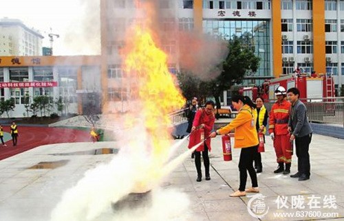 举行消防疏散演练