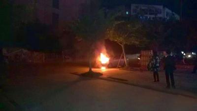 仪陇县一轿车发动机烧机油 司机猛踩油门致自燃