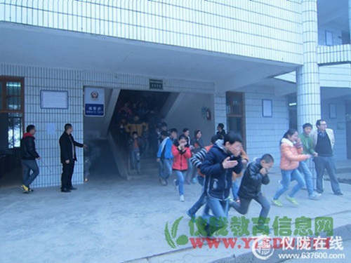 张公小学开展冬季消防逃生演练