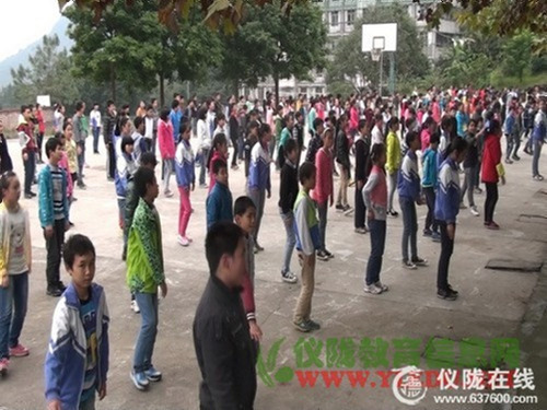 观紫中学加强大课间操锻炼