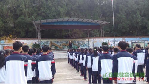 先锋镇小学校利用集会宣讲“森林防火知识”