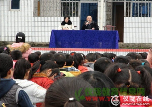 银山小学举办“法律与我们同行”活动