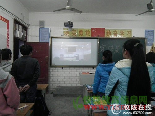 银山中学组织开展宪法晨读活动